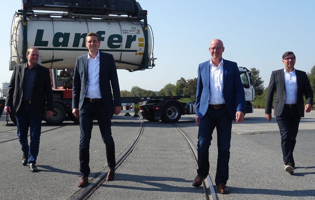 Die Lanfer Geschäftsführer Dennis ­Egbers (Mehrwertdienste), Tobias Ewers (Straße), Hermann Lanfer und Michael Kirschner (Intermodal) - von links nach rechts